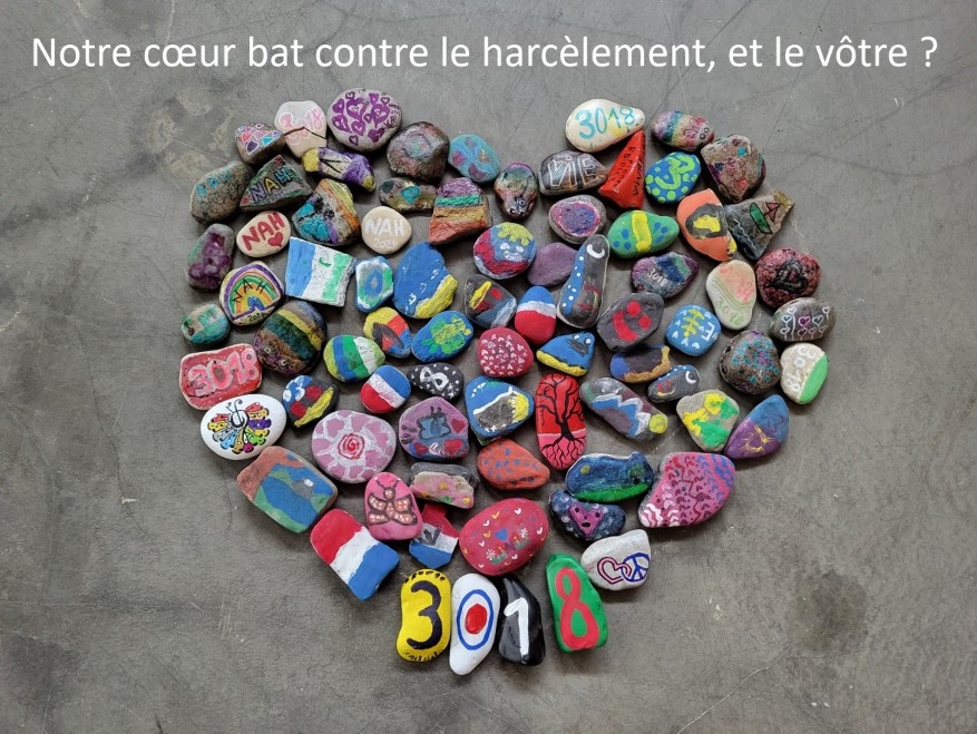 Oeuvre en galets réalisée pour la lutte contre le harcèlement