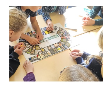 Des enfants sont en train de jouer au jeu de l'oie de la MAE Solidarité 05