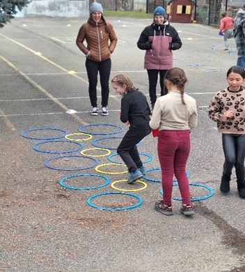 Ateliers athlétiques à l'école de La Fare en Champsaur en présence d'Alizé Baron