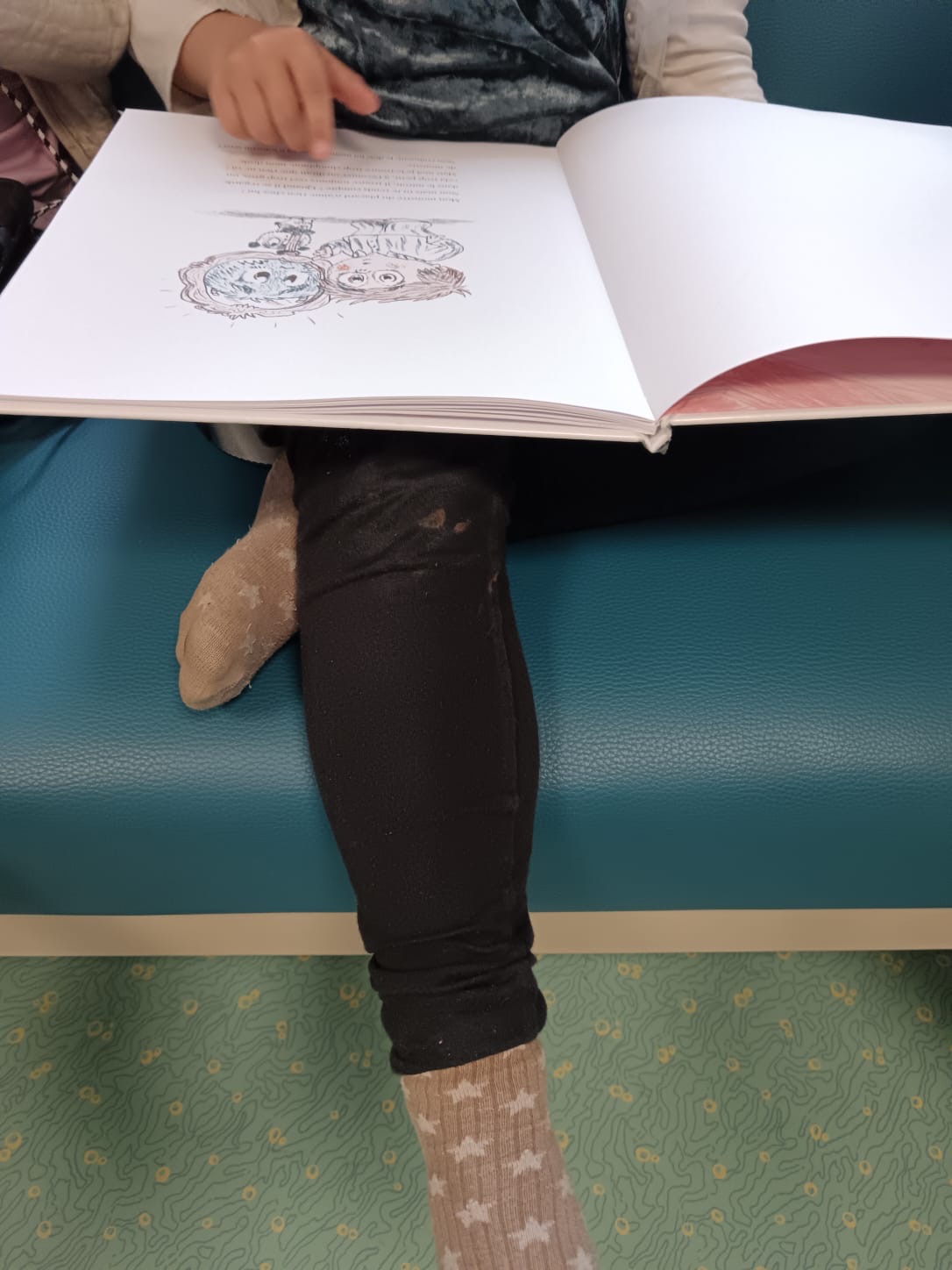 Eleve lisant à la médiathèque de l'école Bellevue à Gap
