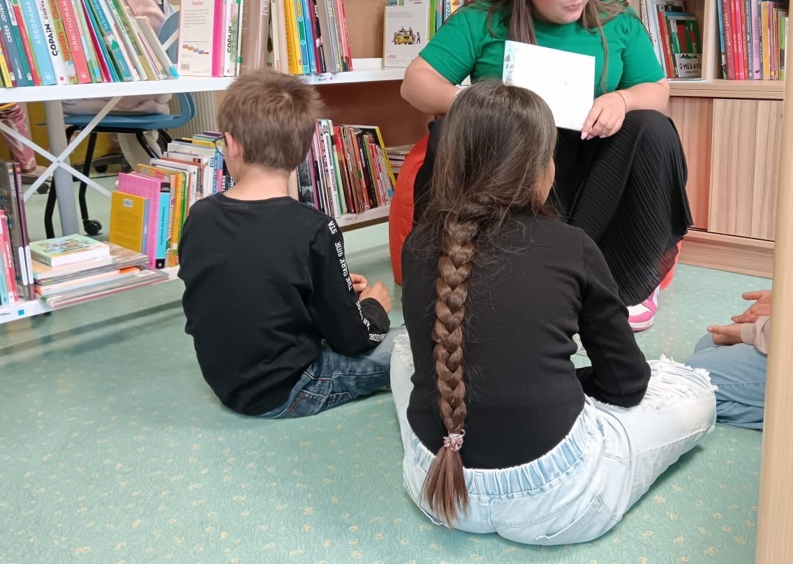 Elèves écoutant une histoire à l amédiathèque de l'école Bellevue à Gap