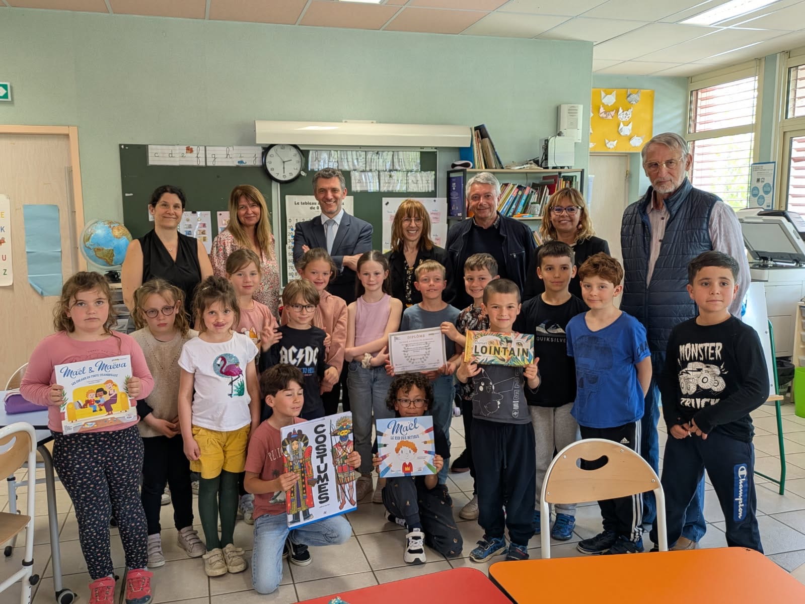 Élèves de l'école de Rambaud (05) recevant le prix coup de coeur départemental de la MAE pour leur vidéo de lutte contre le harcèlement des mains de monsieur le DASEN des Hautes-Alpes