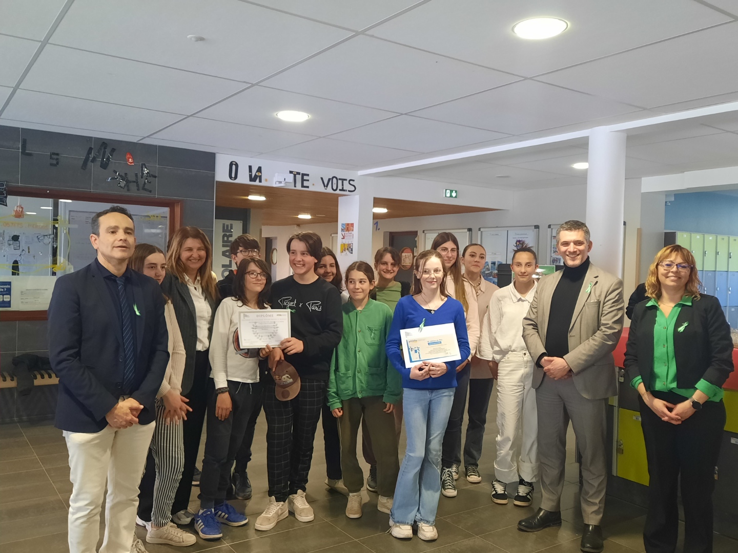 Elèves du collège de St Bonnet recevant le prix NAH des mains de monsieur le DASEN des Hautes-Alpes
