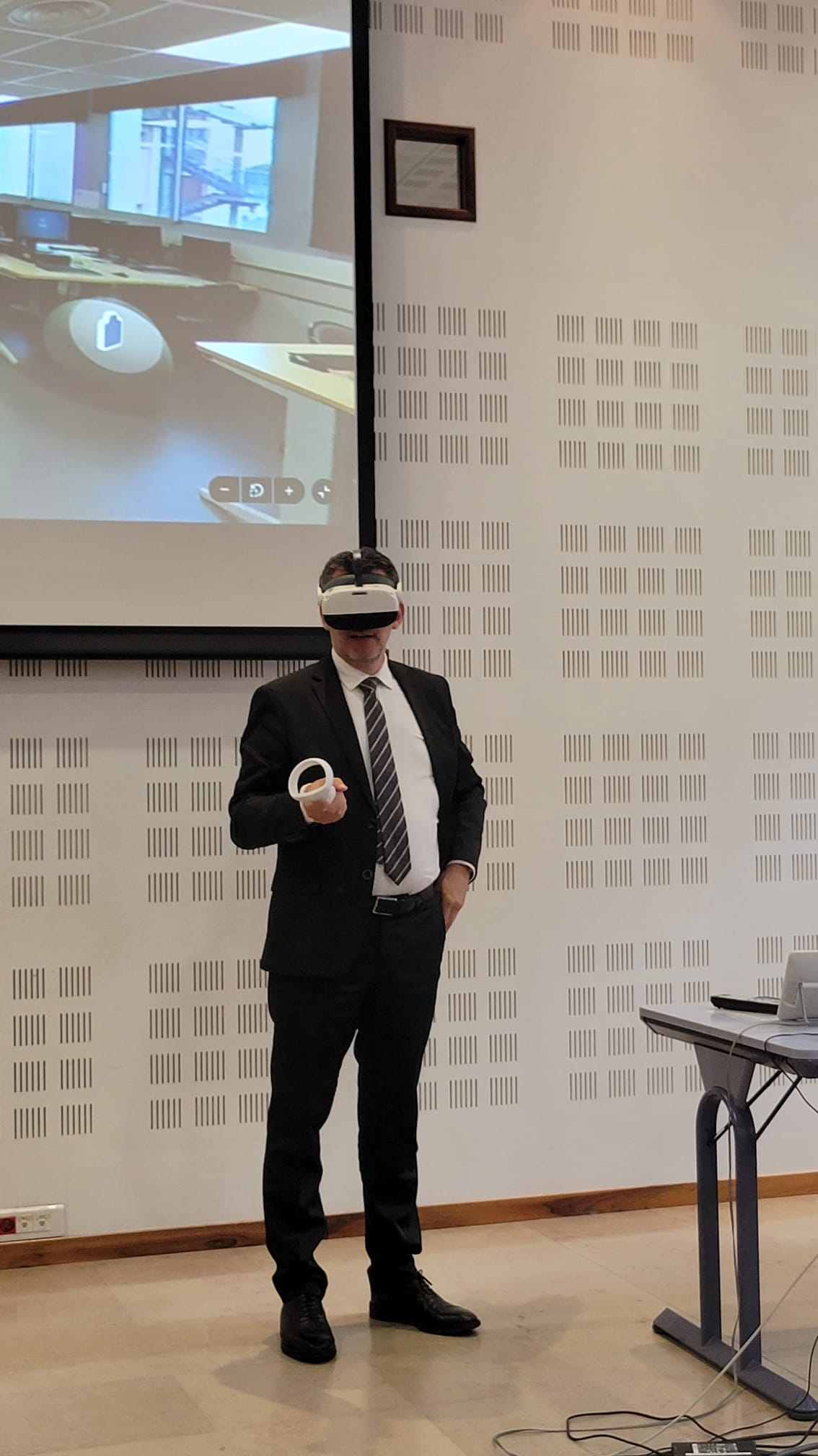 DASEN des Hautes-Alpes essayant un casque virtuel, projet imaginé par les Ambassadeurs de l'Égalité