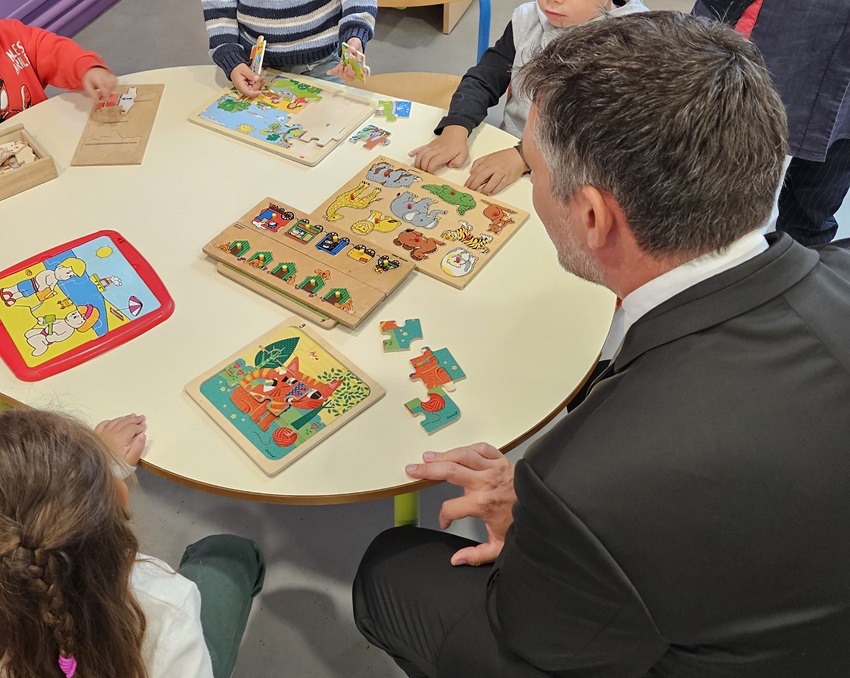 Monsieur le DASEN des Hautes-Alpes visite l'école d'Aspres sur Buëch