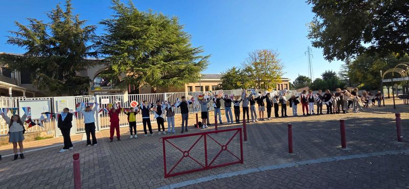 Banderole tenue par des élèves devant l'école