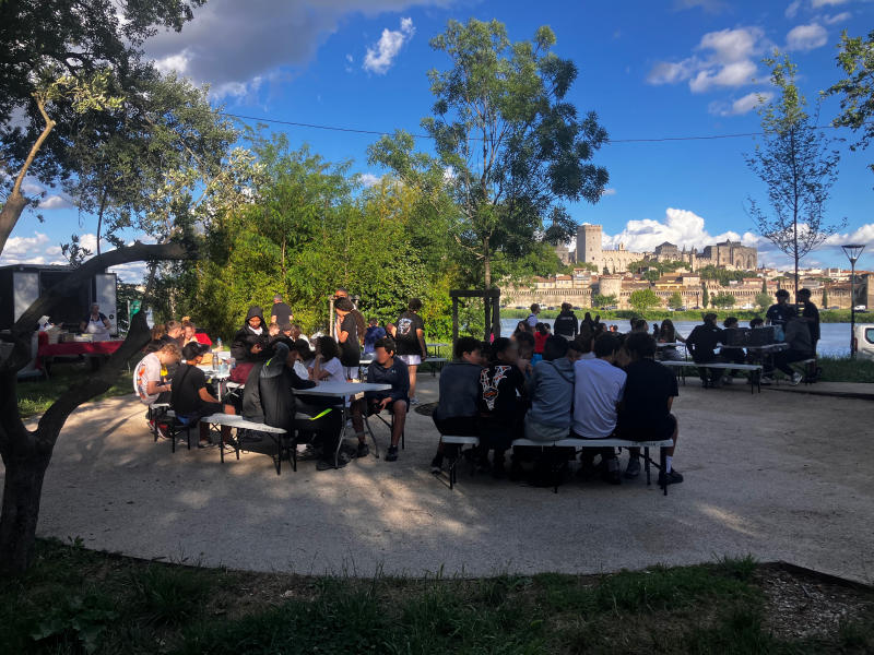 Moment de partage face à Avignon