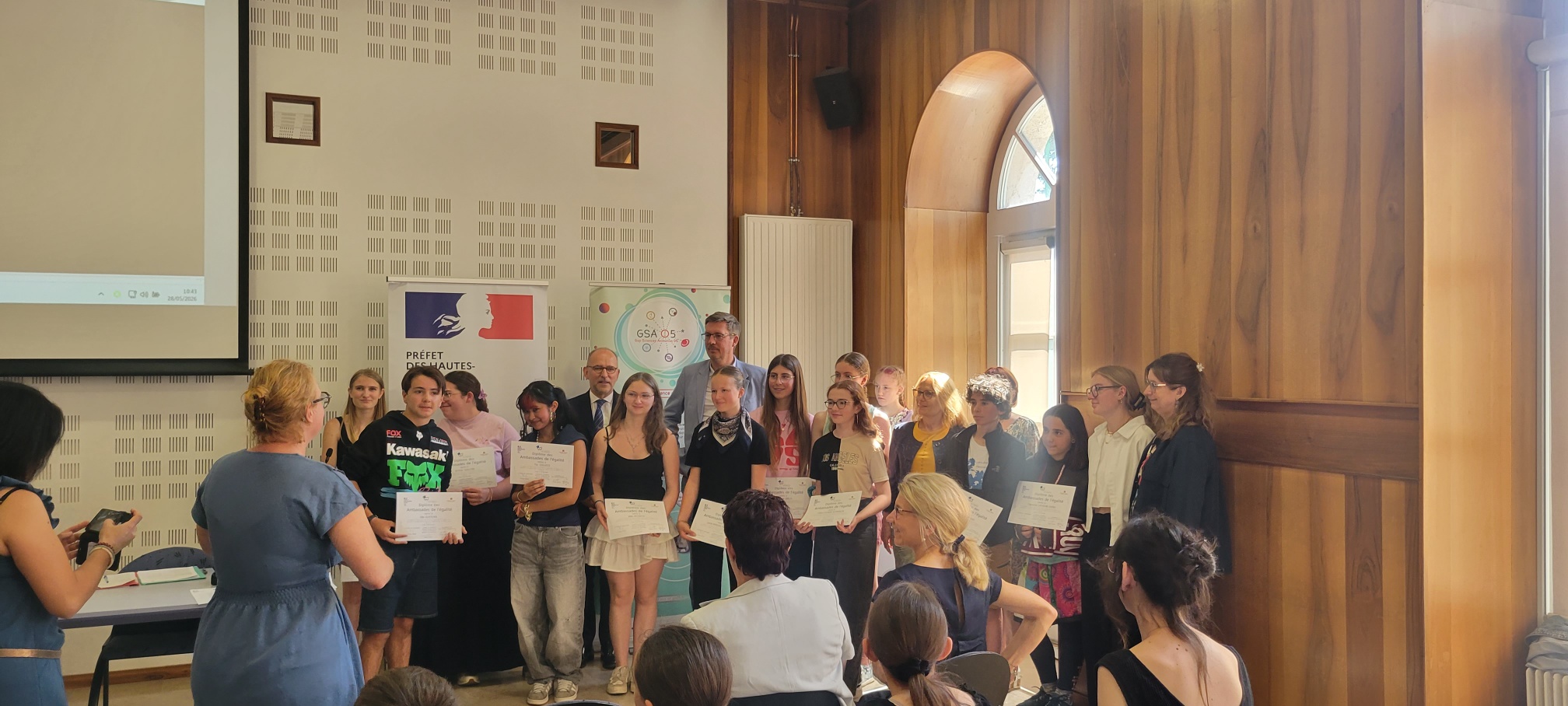 Photo de groupe lors de la cérémonie des Ambassades de l'égalité 2026