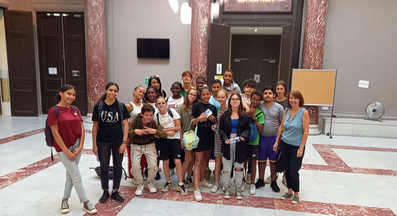 Des élèves de 4ème du collège Gaston Defferre visitent le palais de