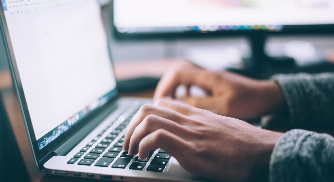Personne tapant au clavier d'un ordinateur portable