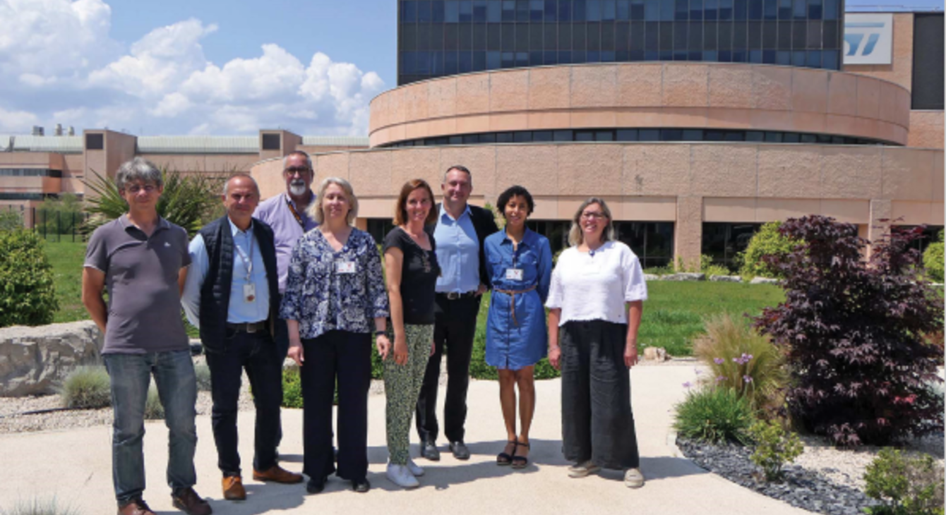 enseignants visitant l'entreprise STMicroelectronics 