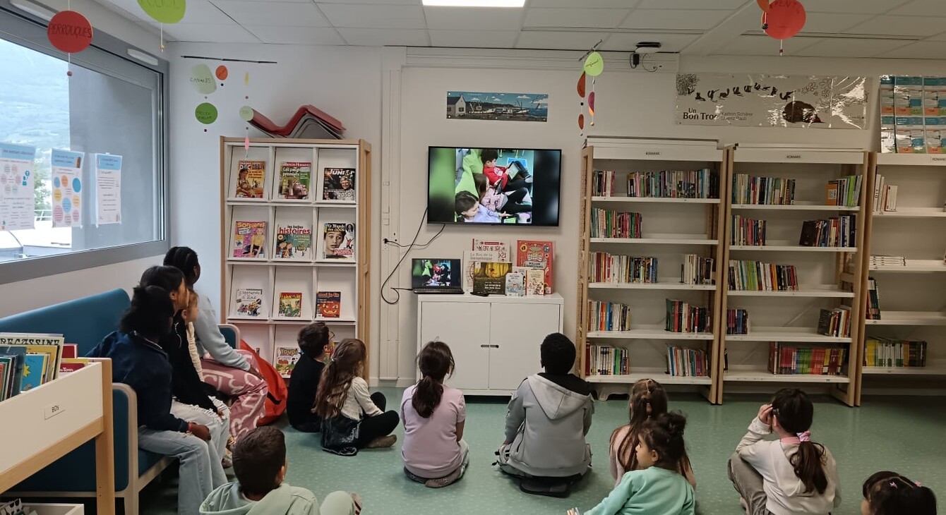 Eleves dans la médiathèque de l'école Bellevue à Gap