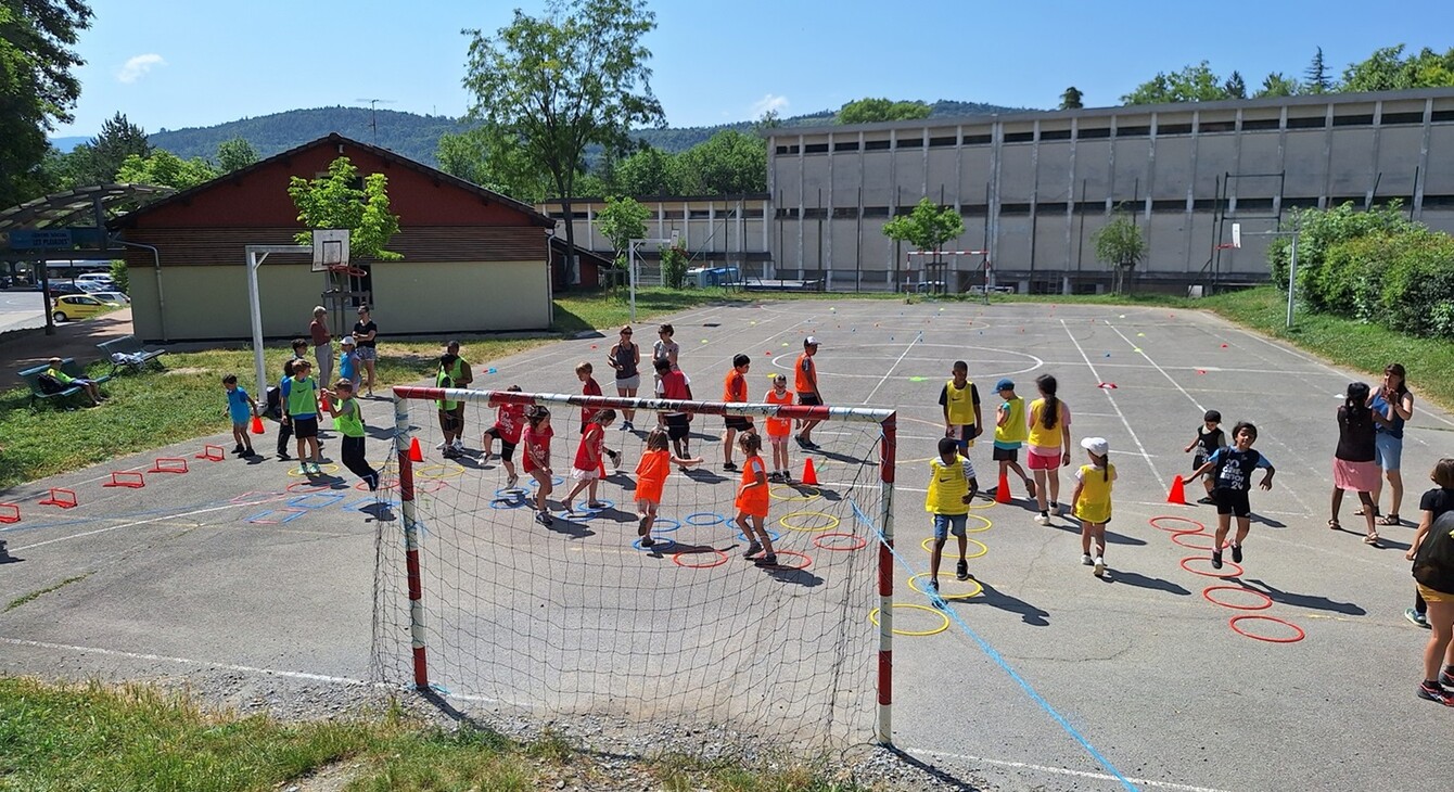 Ateliers de sport lors de la visite d'Alizée Baron, membre de l'équipe de France des 30'APQ