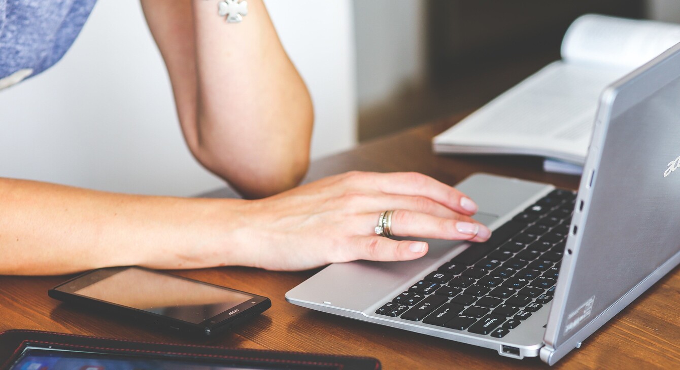 Personne tapant au clavier d'un ordinateur