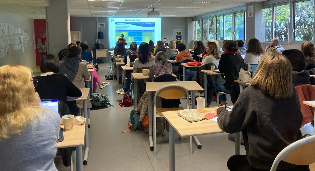 Assemblée des participants au séminaire face aux intervenants