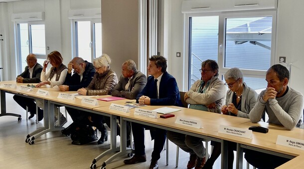 Photo prise en cours de signature de la convention TER du Guillestrois Queyras