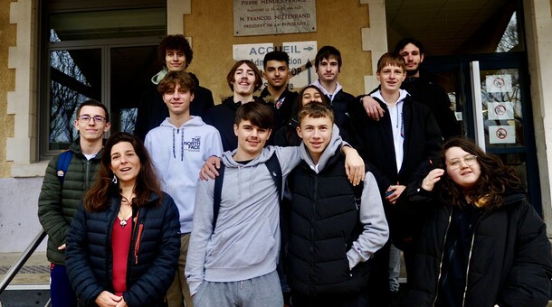 Délégués de la MDL et du CVL du lycée lors de l'enfouissement de la capsule temporelle