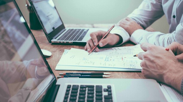 groupe de travail sur ordinateur portable gros plan sur les mains