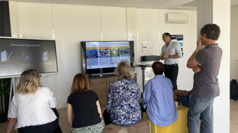 enseignants visitant STMicroelectronics, échanges avec les professionnels