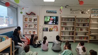 Eleves dans la médiathèque de l'école Bellevue à Gap