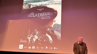 Affiche du film projetée sur l'écran