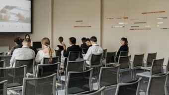 Personnes assises assistant à une formation 