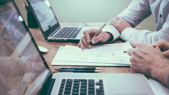 groupe de travail sur ordinateur portable  gros plan sur les mains