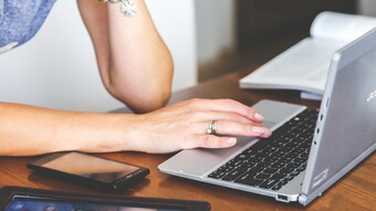 Personne tapant au clavier d'un ordinateur
