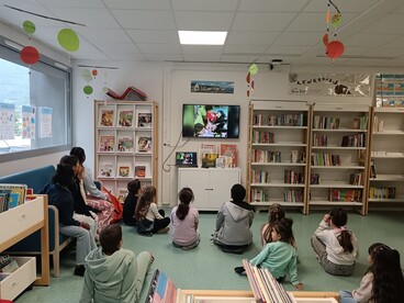 Eleves dans la médiathèque de l'école Bellevue à Gap