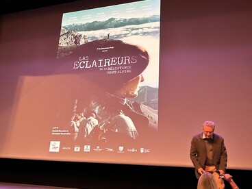 Affiche du film projetée sur l'écran