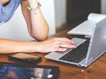Personne tapant au clavier d'un ordinateur