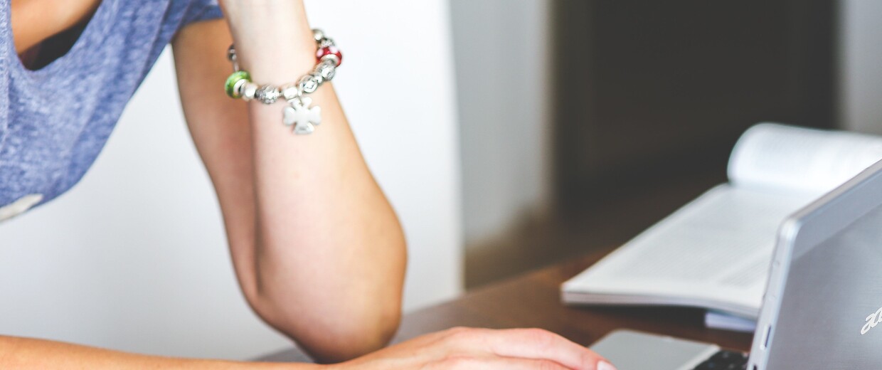 Personne tapant au clavier d'un ordinateur